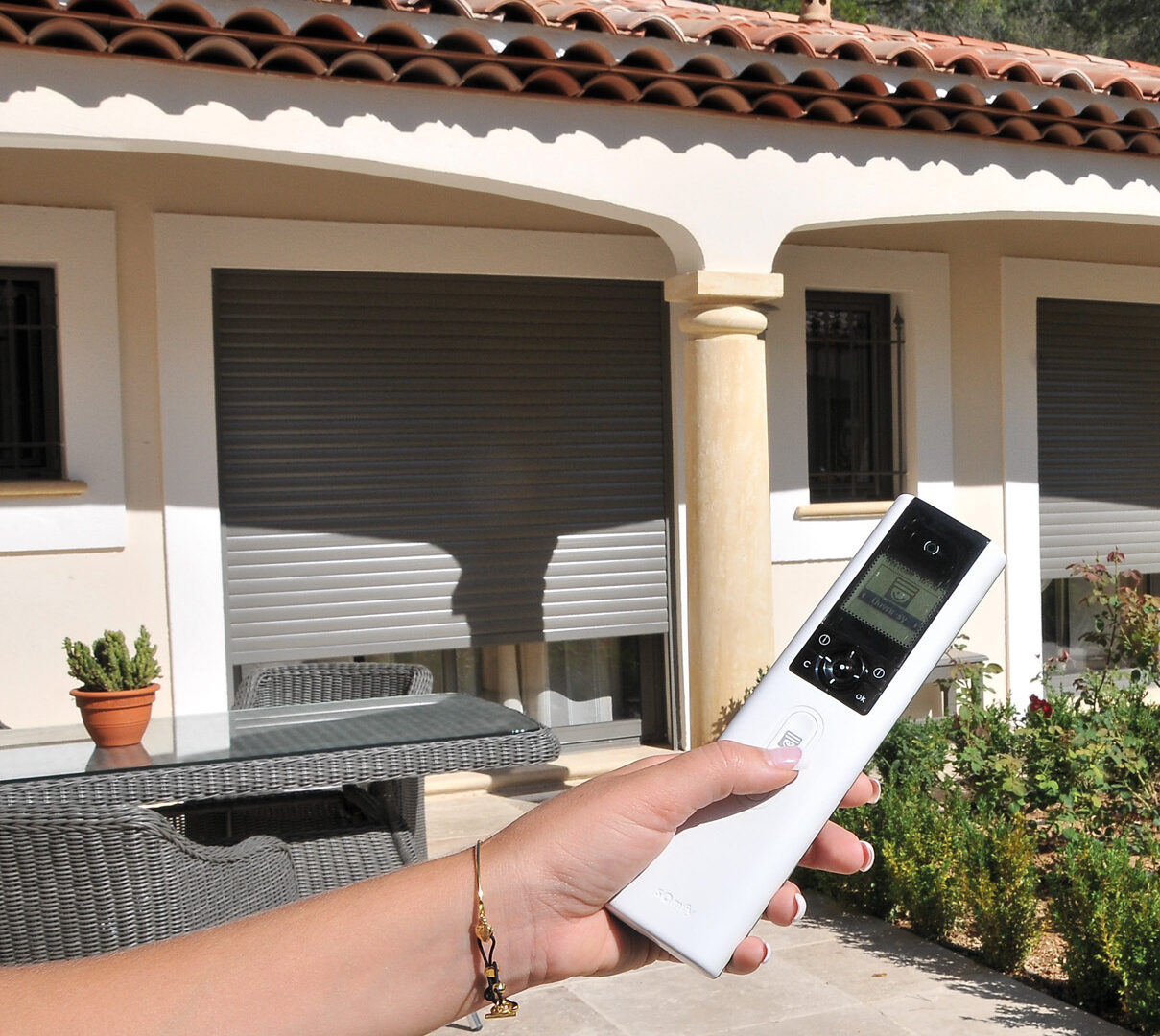 Menuiserie Gardoise s'occupe de poser vos volets roulants en aluminium.