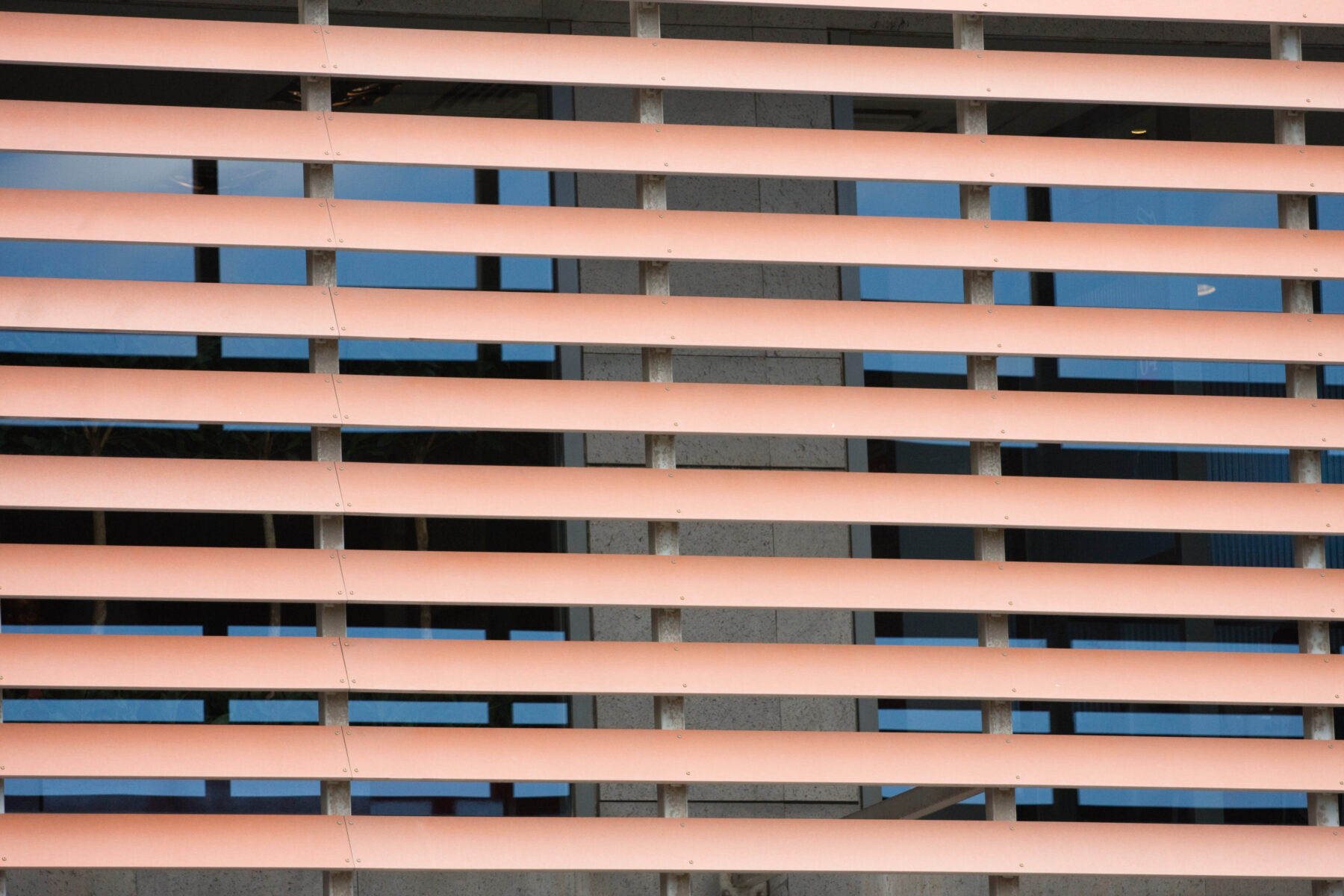 Brise soleil pour fenêtre par Menuiserie Gardoise