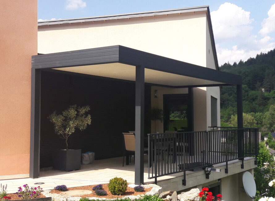 Pergola bioclimatique de maison gardoise vers Nîmes